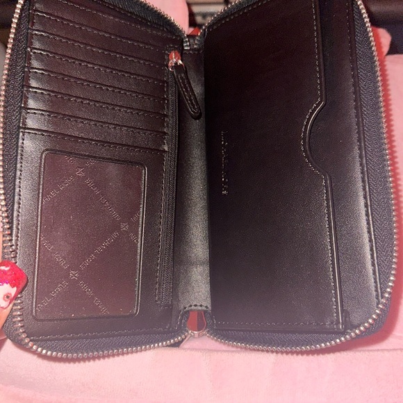 Micheal Kors jet black wristlet - Picture 5 of 5
